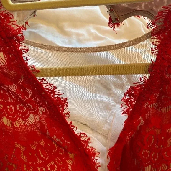 ❤️ Betsy & Adam Red Lace Gown - Picture 5 of 6